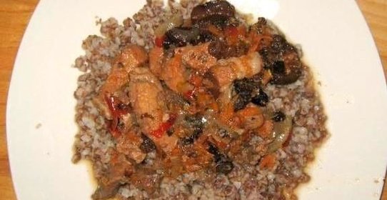 Поджарка свинина с черносливом