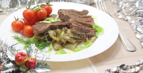 Отбивные из говядины томленые с луком и фасолью