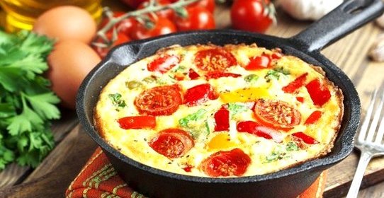 Омлет с болгарским перцем, грибами, помидорами и грудинкой