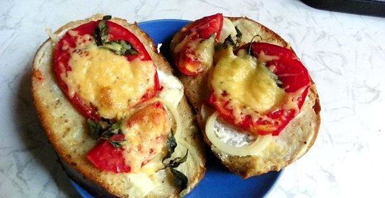 Гренки с помидорами на черном хлебе