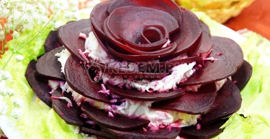 Салат с яблоками, фетой и грецкими орехами в сахаре