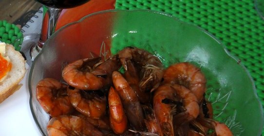 Королевские креветки с базиликом в красном вине