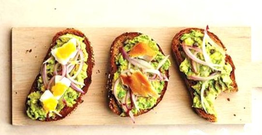 Тосты с авокадо, луком и каперсами