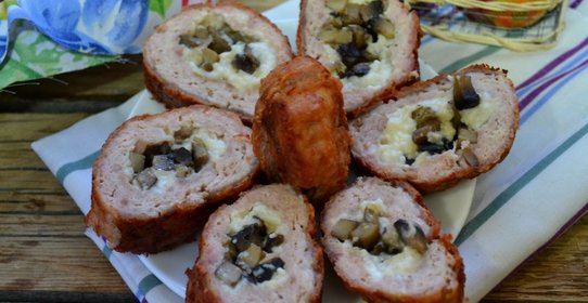 Мясной рулет с грибами и сыром