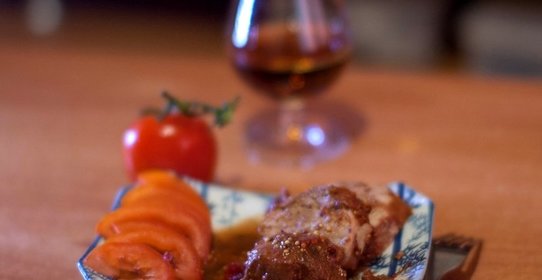 Свинина с брусничным соусом