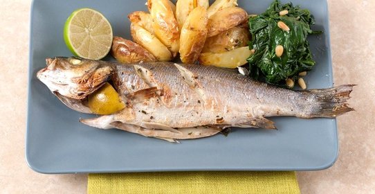 Сибас по‑милански, запеченный с букетом ароматных трав, с картофелем и шпинатом