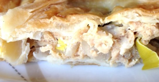 Слоеный пирог с тунцом, луком-пореем и солеными огурцами