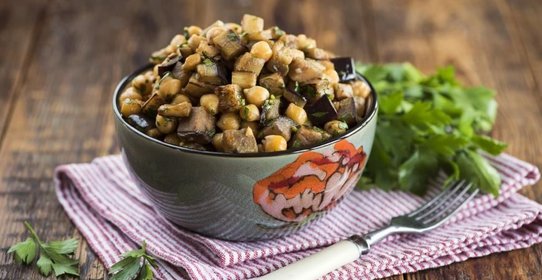 Марокканский салат из нута и баклажанов с чермулой