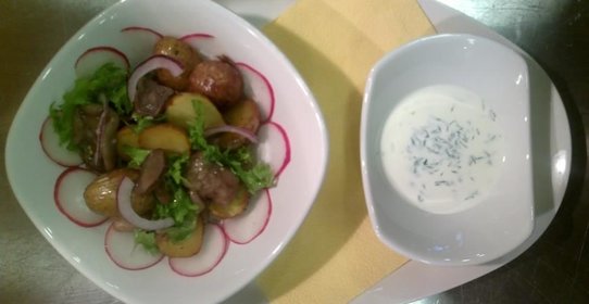 Жаренная картошечка с маринованными грибами и салатом фризе