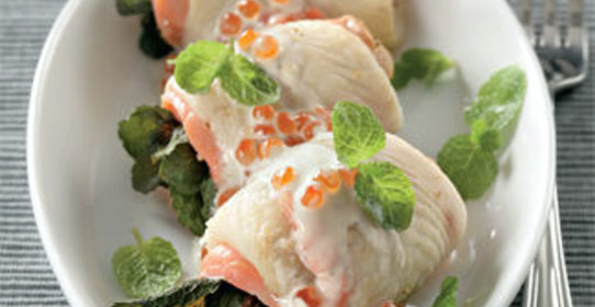 Рулетики из камбалы и лосося с белым соусом