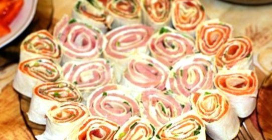 Рулетики из лаваша с семгой и ветчиной