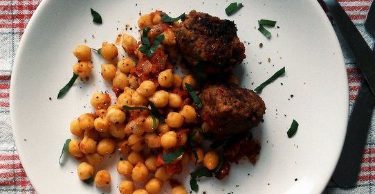 Тефтели и нут в томатном соусе