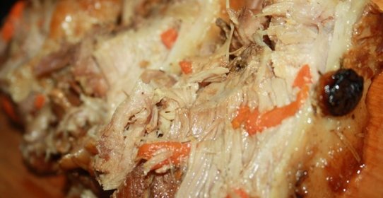 Сочная буженина в керамическом горшочке в духовке