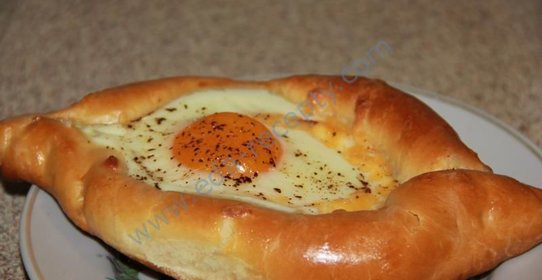 Хачапури лодочка по аджарски с яйцом