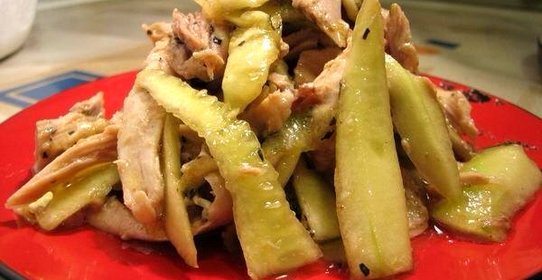 Салат из курицы с мятой и огурцом