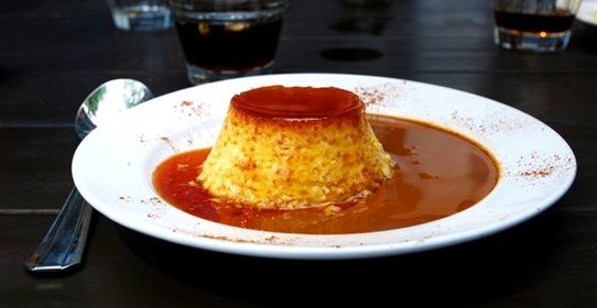 Пудинг из печенья с ягодным соусом