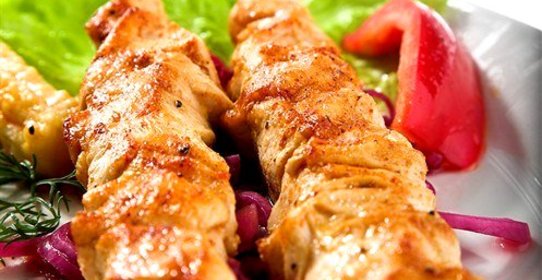 Свиные шашлыки в специях с чесночным соусом