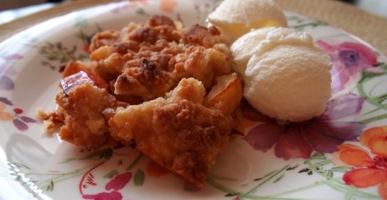 Яблочный крамбл с корицей и миндалем