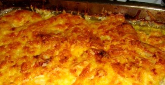 Мясо с картофелем, луком и сыром