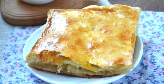 Пирог из слоеного теста с яблоками