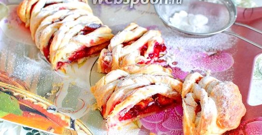 Пирог со сливами из слоёного теста