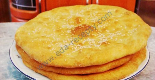 Домашняя дрожжевая лепешка кунжутная