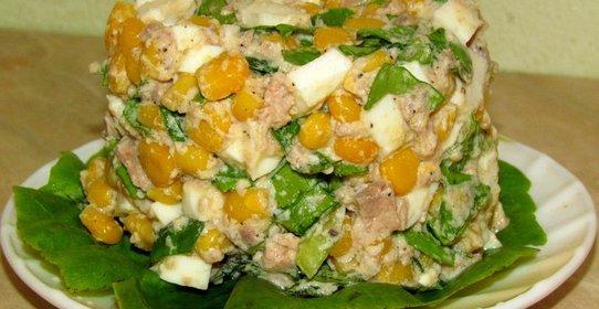 Салат с печенью трески и кукурузой