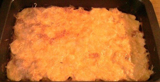 Картофельный гратен с курицей, грибами и сыром