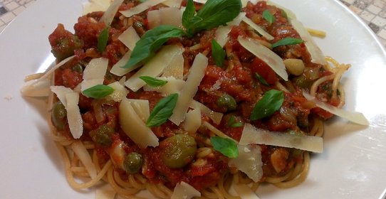 Спагетти а‑ля путанеска с томатами и анчоусами