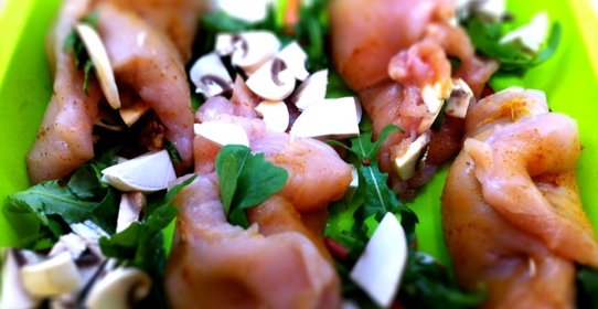 Куриные рулеты с вялеными томатами, спаржей и рукколой