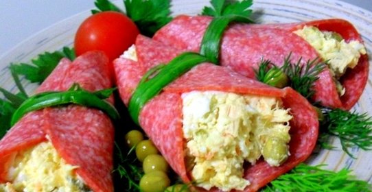 Закусочные рулеты из салями