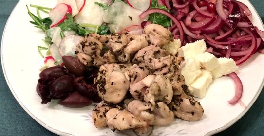 Греческий ужин с курицей сувлаки и салатом из репы