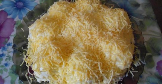 Салат с фаршированными яйцами