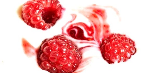 Летний салат с малиной и творогом