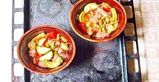 Свинина в горшочках с первыми летними овощами