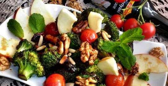 Салат с брокколи и помидорами