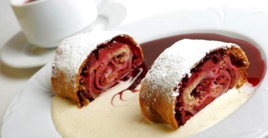 Штрудель с клубникой и изюмом