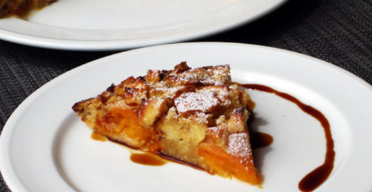 Клафути с абрикосами и яблоками