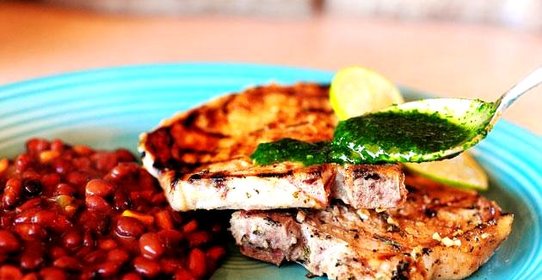 Свиные отбивные с жареной фасолью