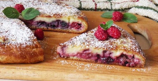 Пирог с ягодами в мультиварке