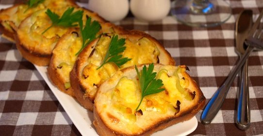 Запеченные тосты с паприкой