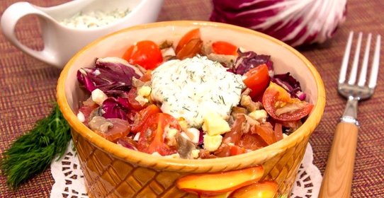 Салат с вешенками, карпаччо и черри