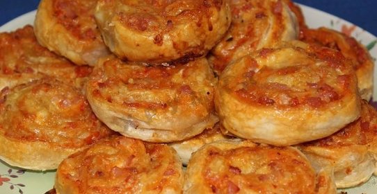 Рулетики слоеные с сыром и беконом