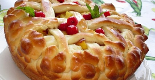 Пирог со сливами, персиками и нектаринами