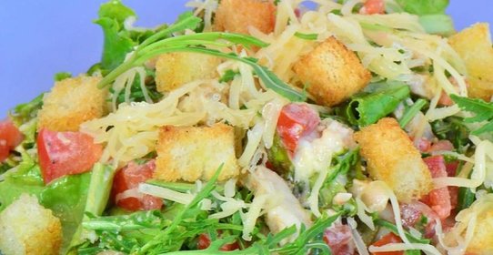Салат Цезарь с руколой