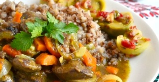 Говяжья печень тушеная с луком и морковью