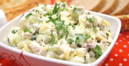 Салат с мясом курицы