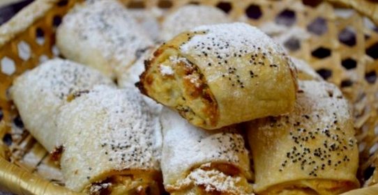 Рулетики из слоеного теста