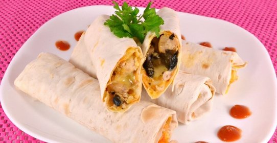 Рулеты из лаваша с курицей, грибами и сыром в микроволновке