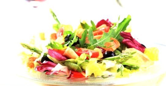 Салат из запеченых помидоров с орехами и беконом